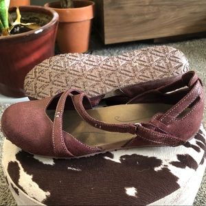 Ahnu Tulia Strappy Ballet Flats EUC Purple Sz 7.5
